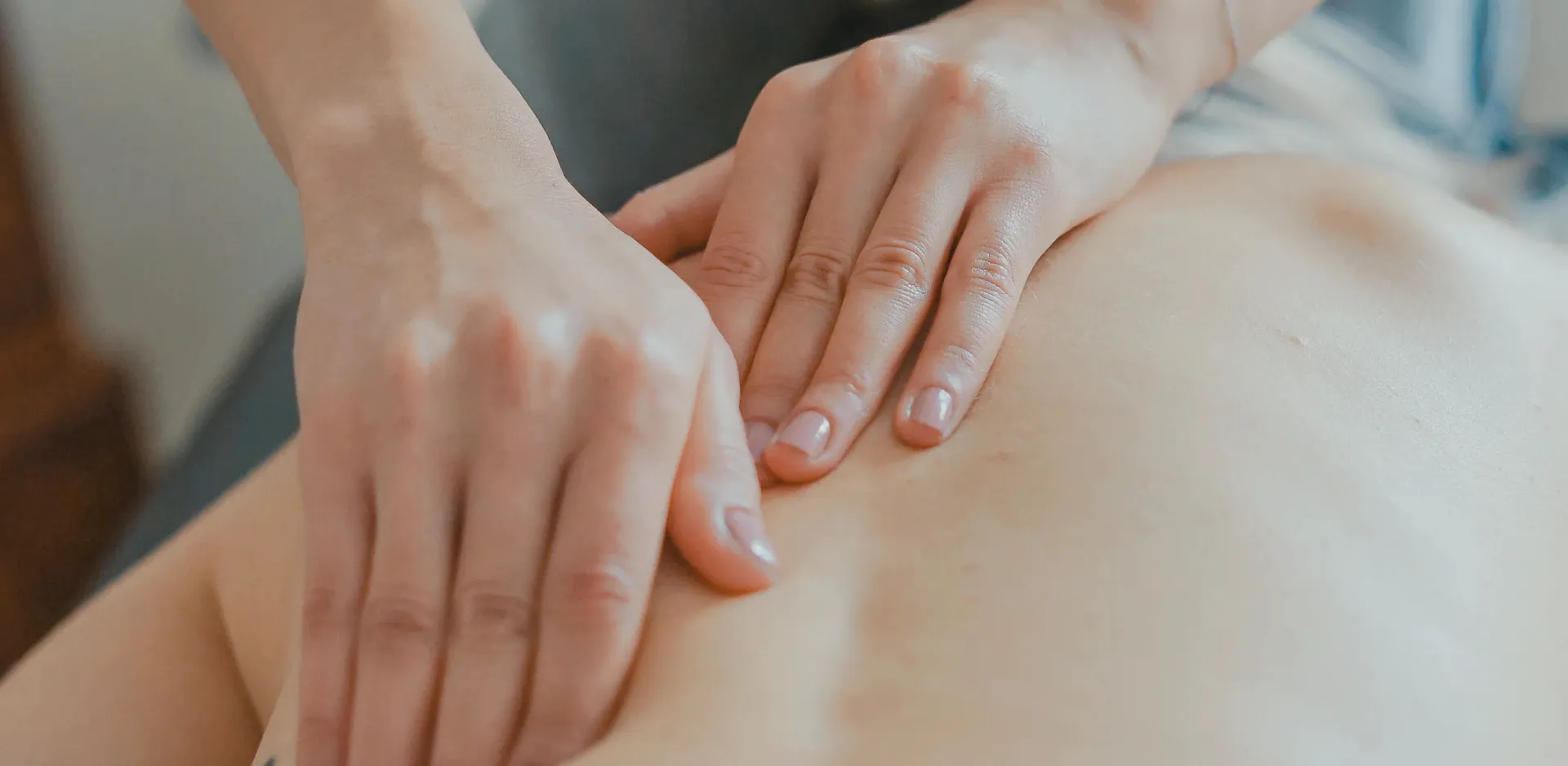 Händer som behandlar en patients rygg